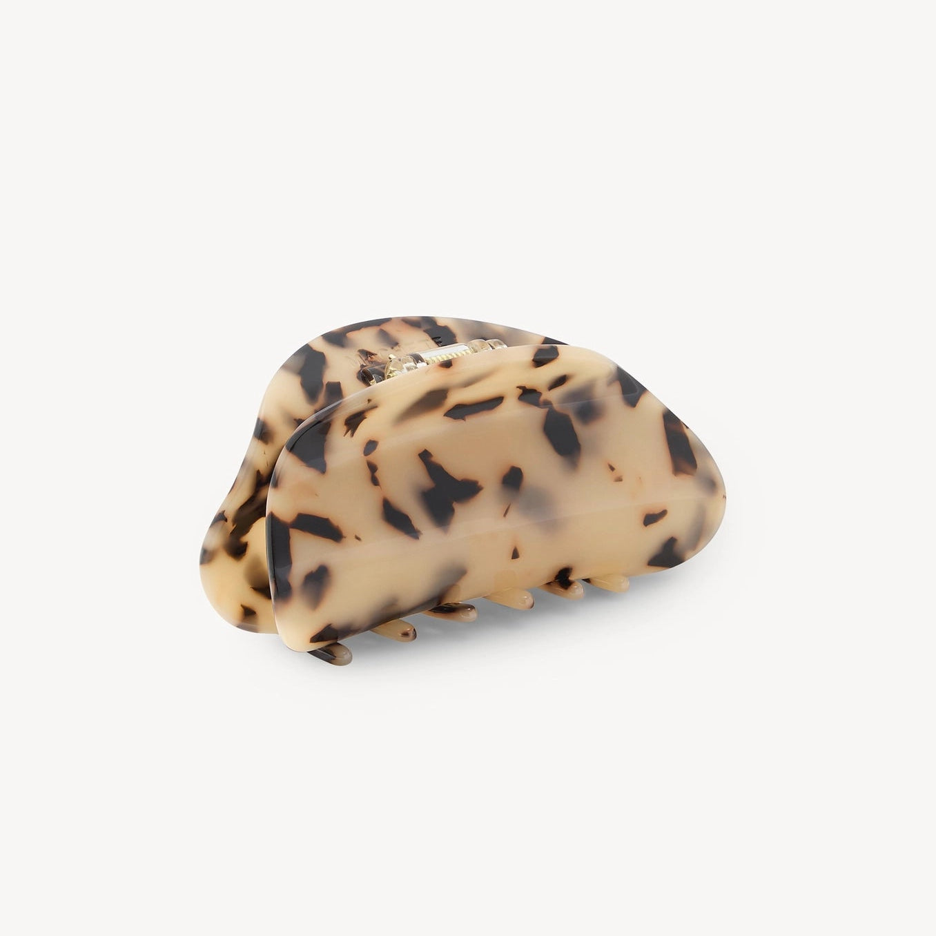 Machete blonde tortoise pattern hair clip on a white background