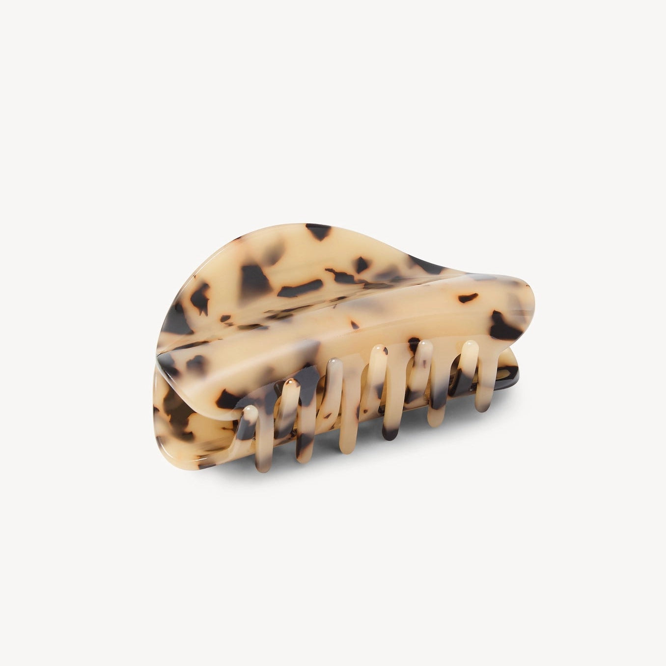 Machete Tortoiseshell patterned hair comb on a white background