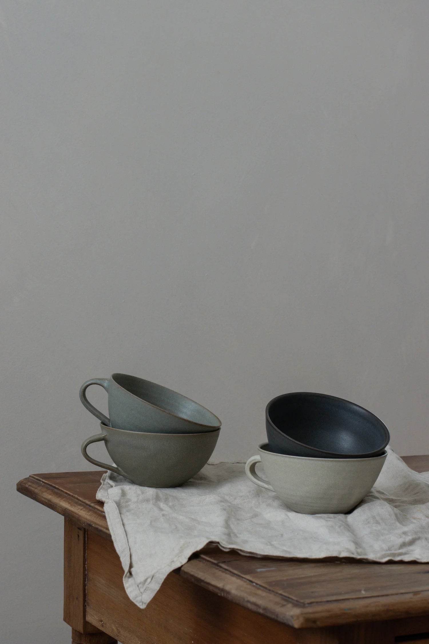 Curved Cup | Feather Grey | by Borja Moronta
