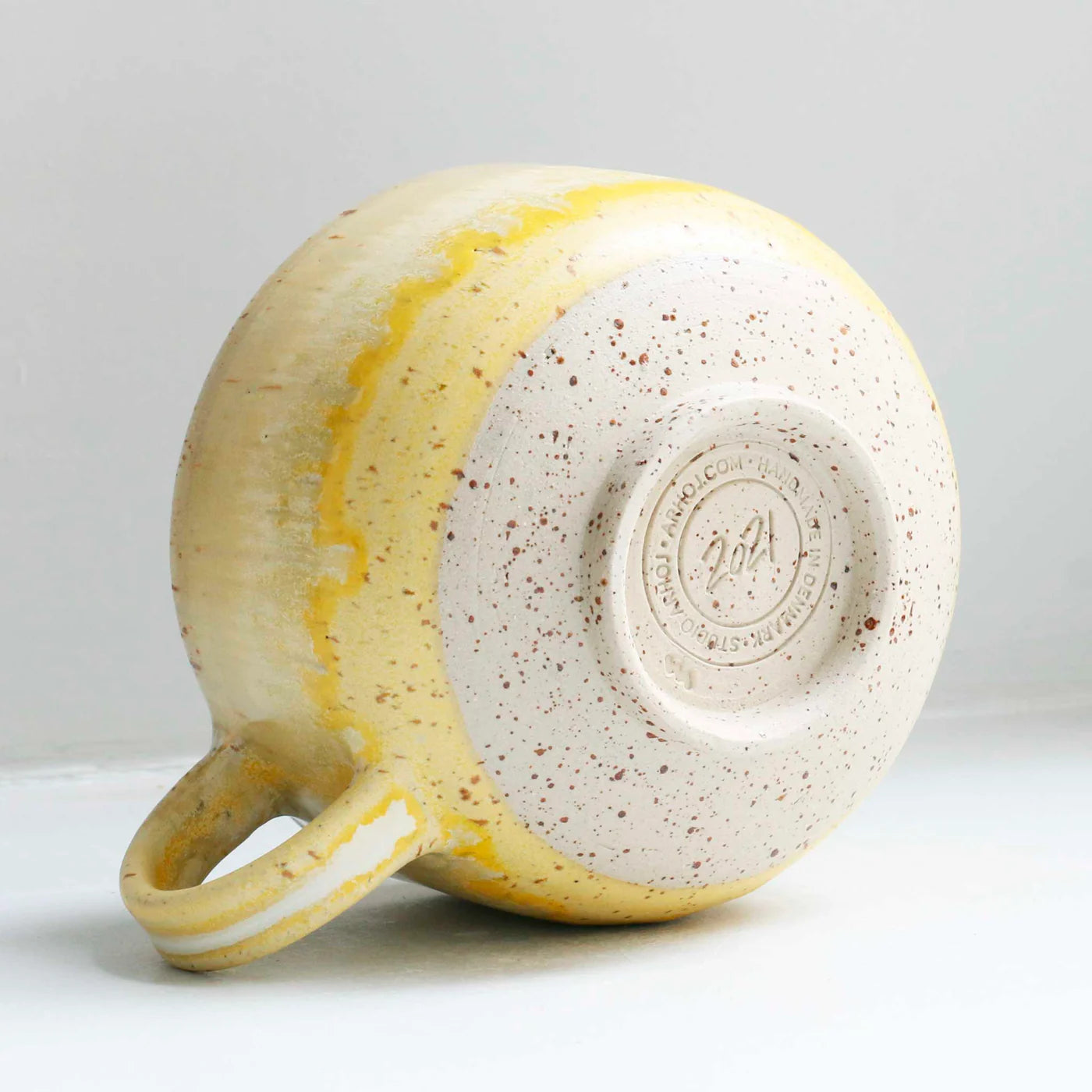 Studio Arhoj Mion Mug in Melting Daisy Glaze