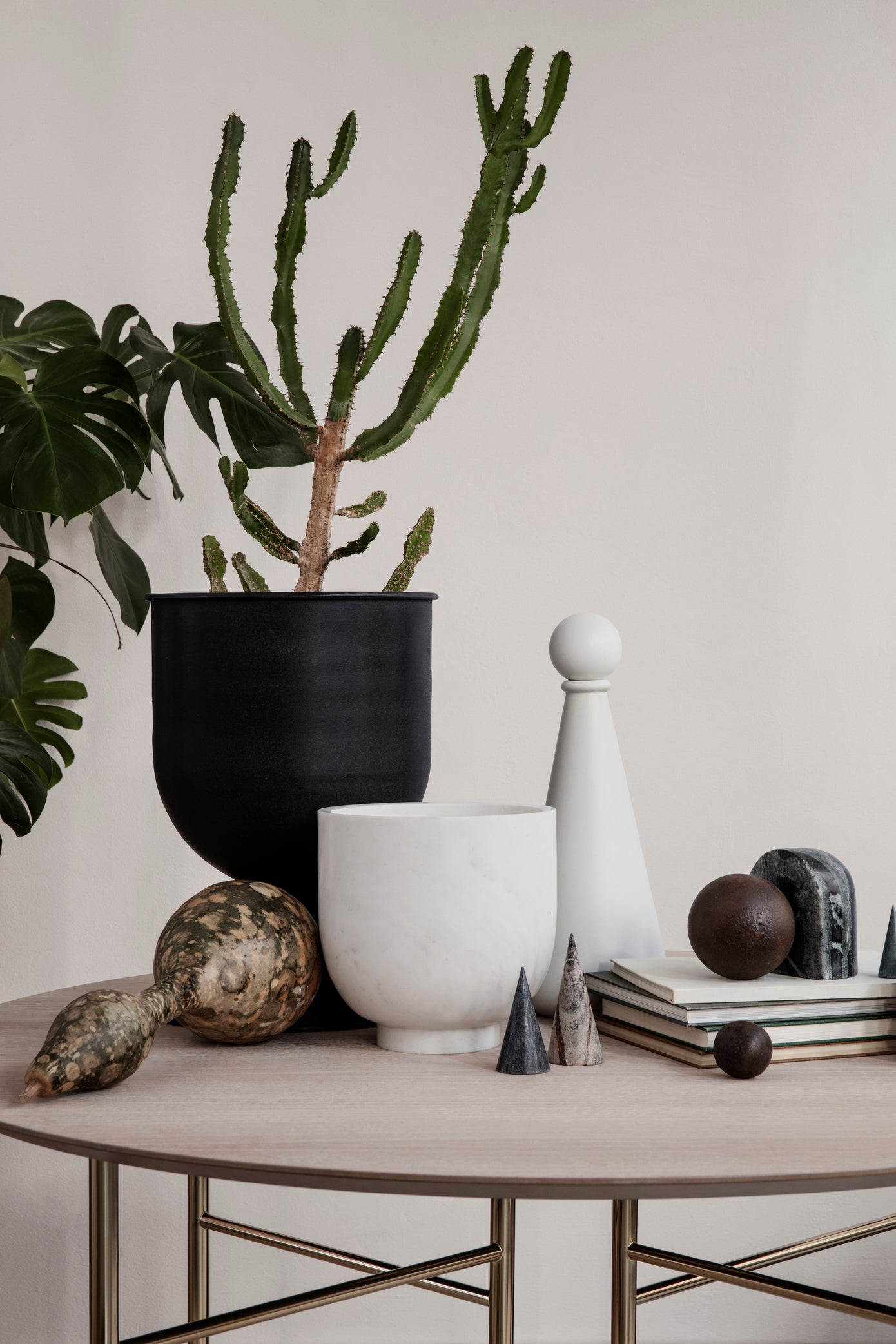 Hourglass Plant Pot | Small | Black | by ferm Living - Lifestory