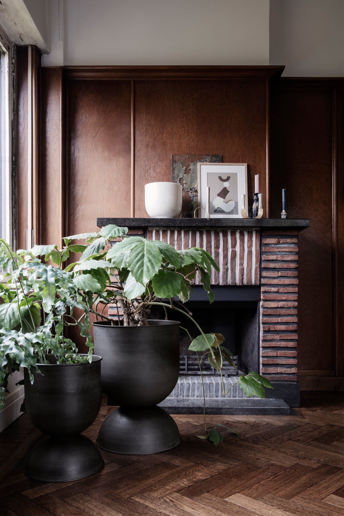 Hourglass Plant Pot | Large | Black | by ferm Living - Lifestory