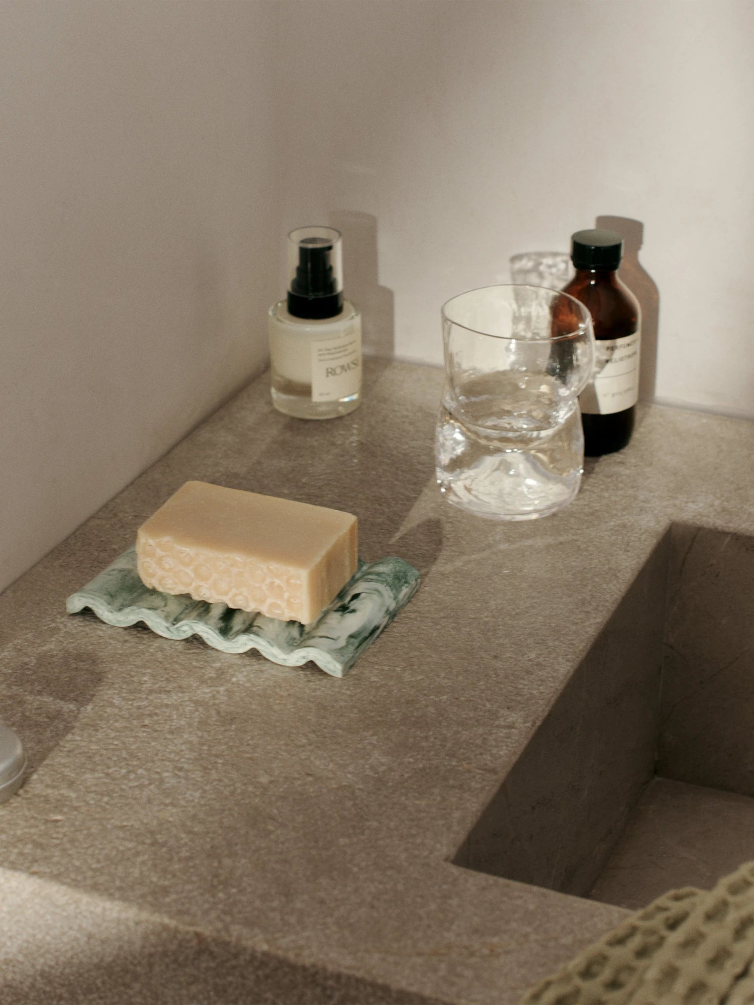 Ferm Living 'Mist' Soap Dish in Marbled Resin - Emerald Green Off-White | Lifestory