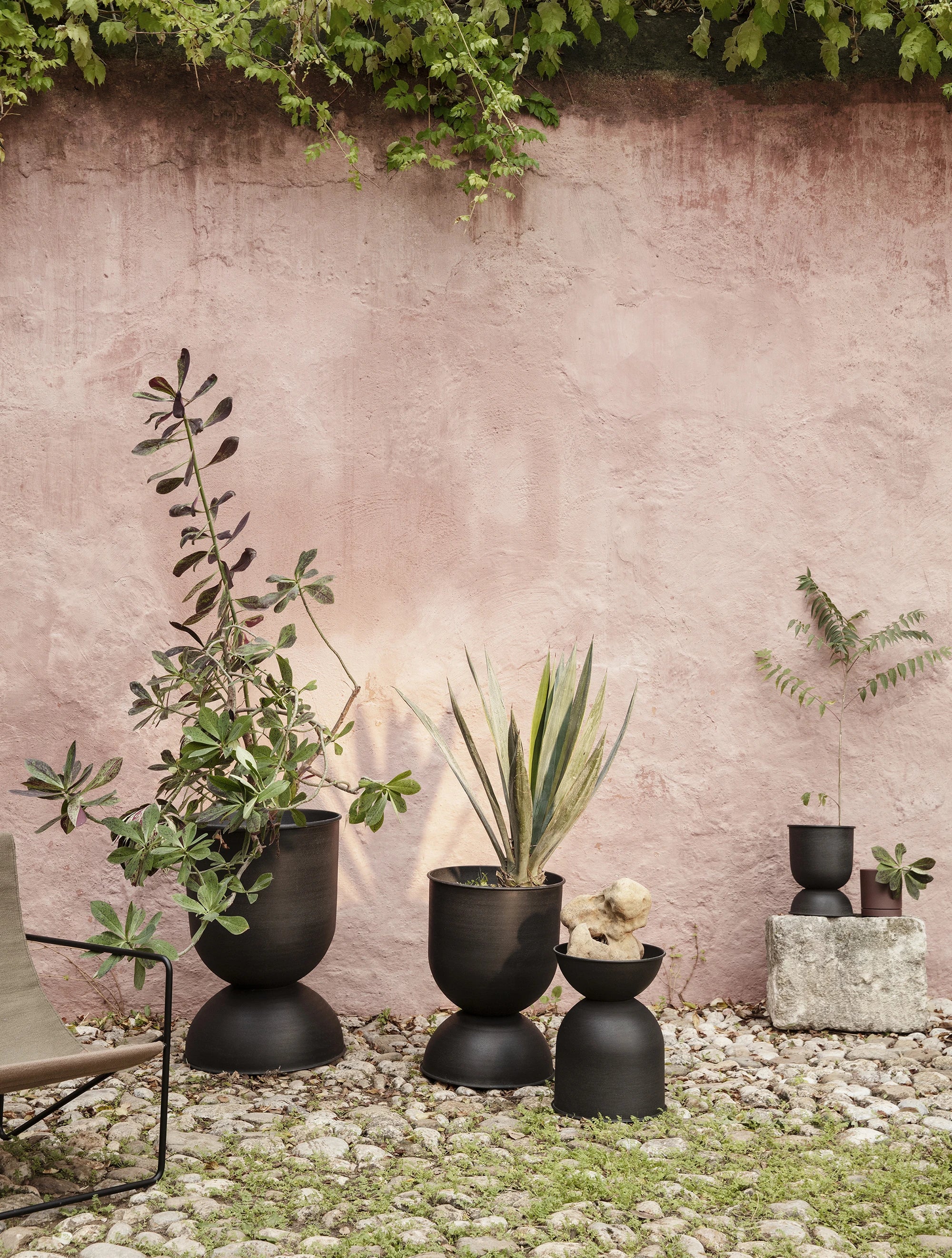 Ferm Living Hourglass Plant Pot Medium in Rust - Lifestory