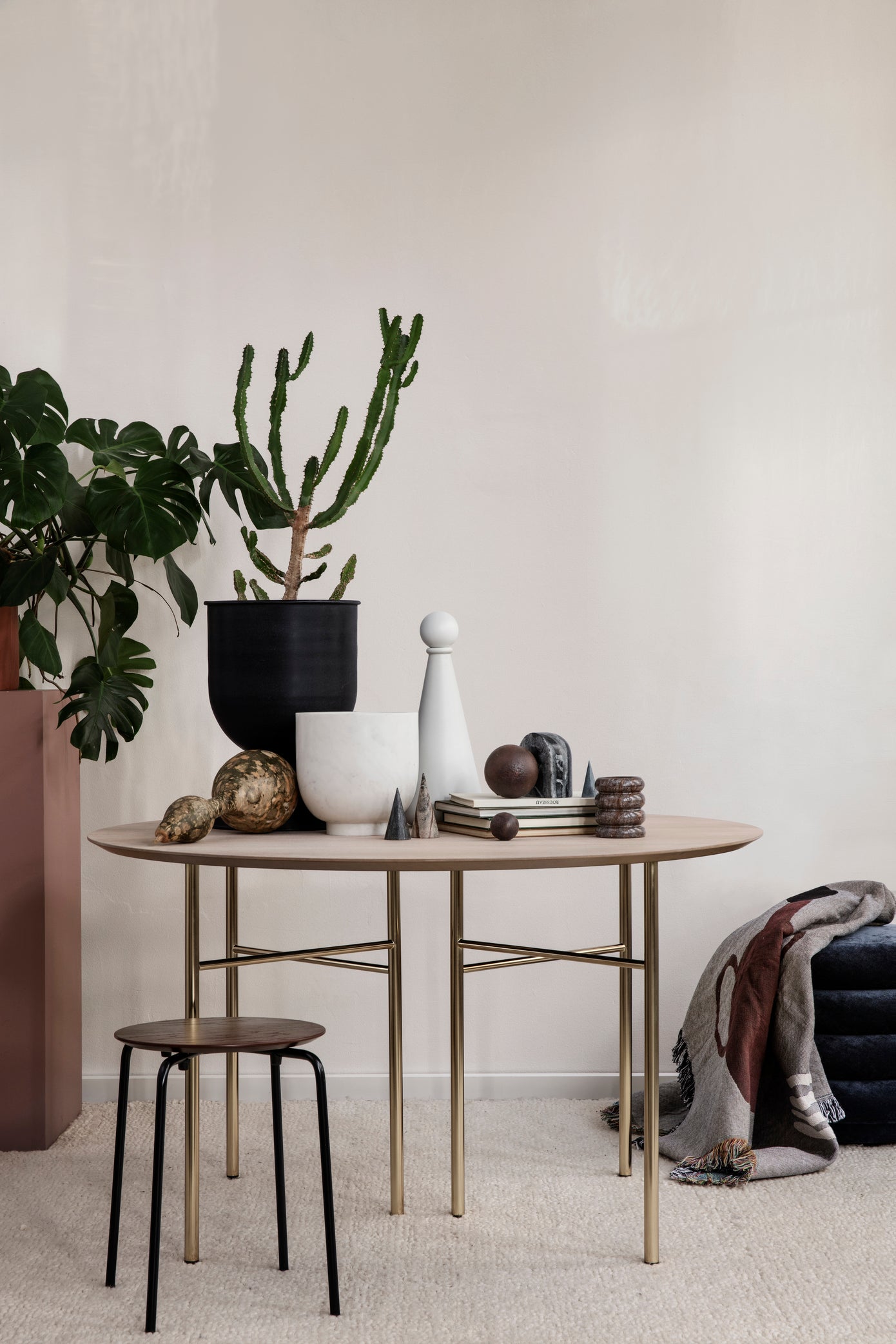 Hourglass Plant Pot | Small | Black | by ferm Living - Lifestory