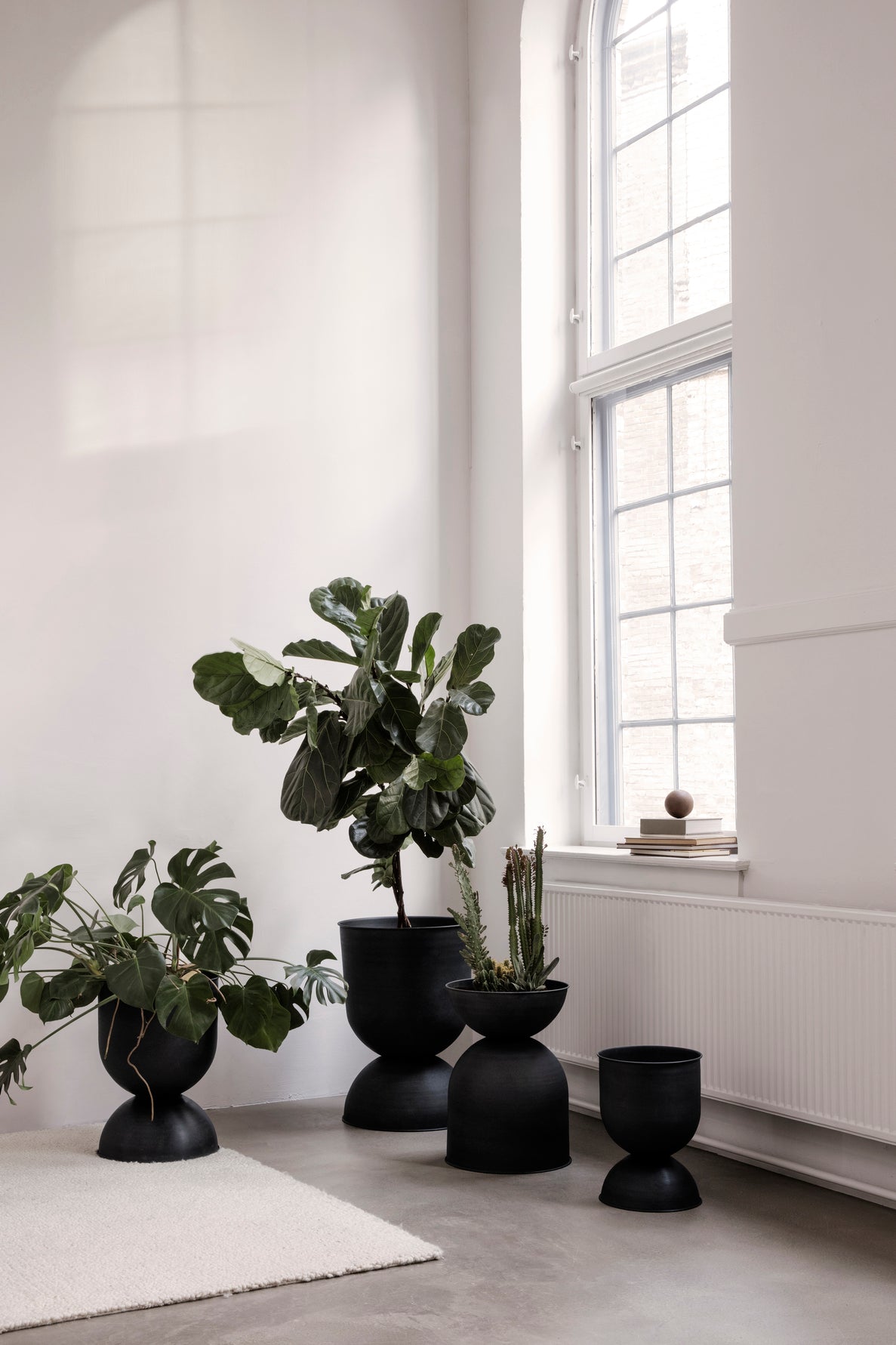 Hourglass Plant Pot | Medium | Black | by ferm Living - Lifestory