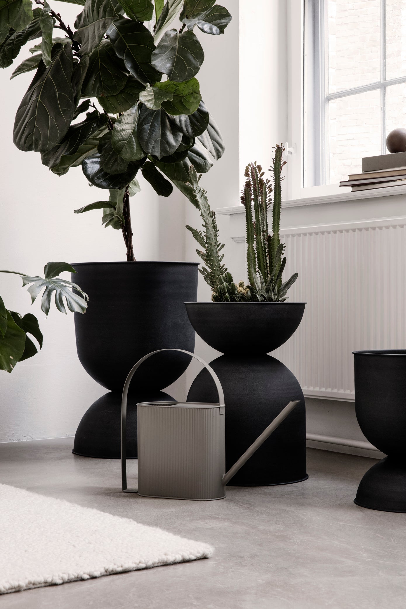 Hourglass Plant Pot | Medium | Black | by ferm Living - Lifestory