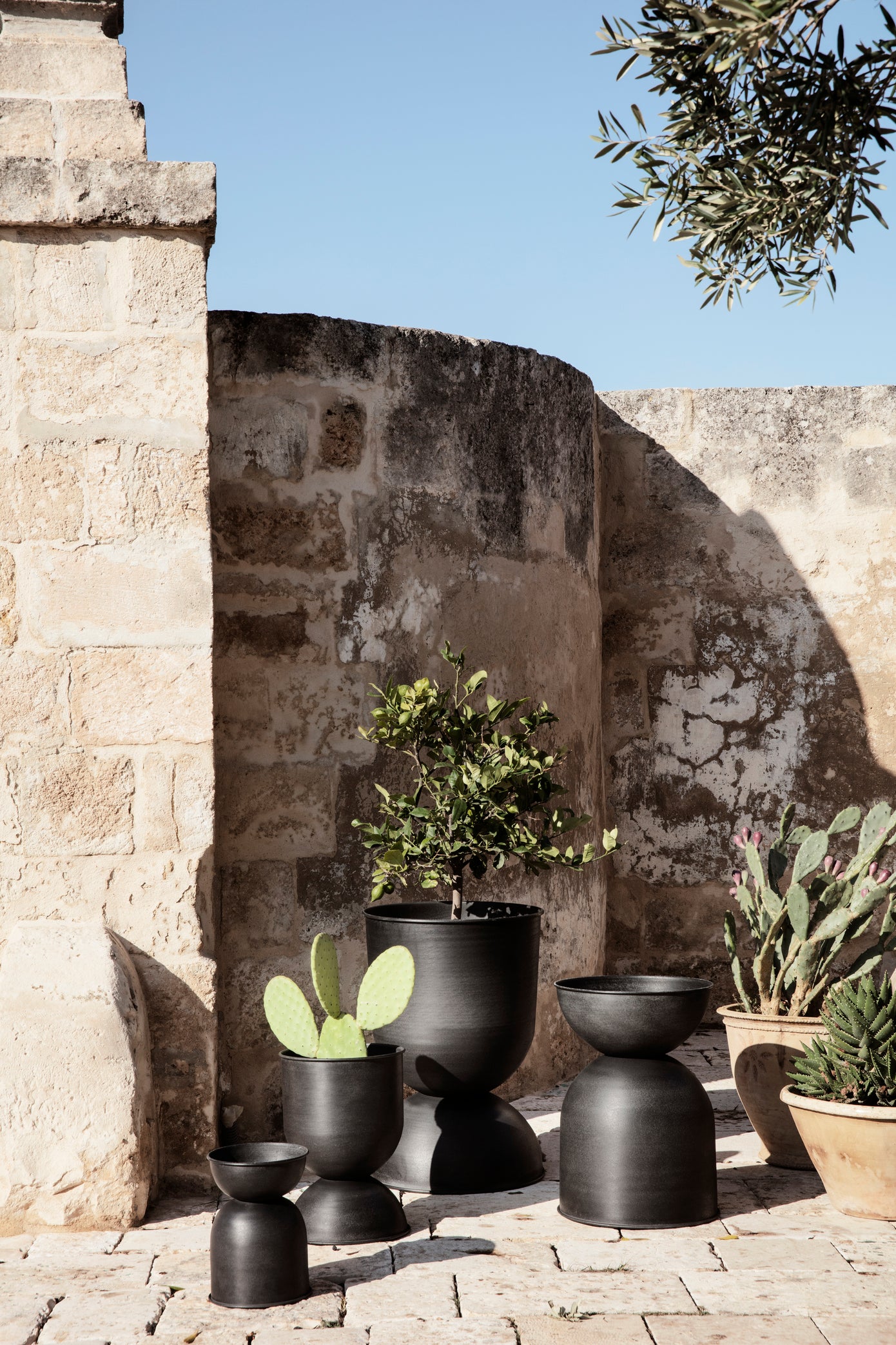 Hourglass Plant Pot | Medium | Black | by ferm Living - Lifestory